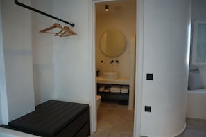 Deluxe Double Room | Iron/ironing board, free WiFi