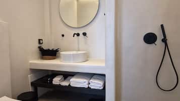 Chambre Double Deluxe | Salle de bain | Douche, sĂšche-cheveux, chaussons, serviettes fournies