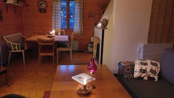 House, 3 Bedrooms, Balcony, Garden View | Ruang tamu | Buku-buku