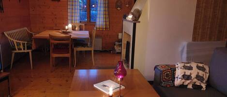 Hus - 3 soveværelser - balkon - udsigt til have | Stue | Bøger