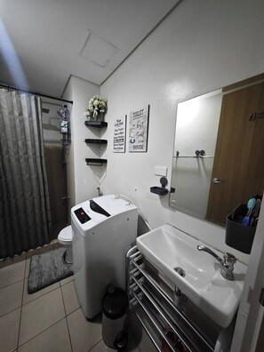 Shower, free toiletries, slippers, towels - Luxurious and Cozy Condo in Quezon City with City View (Quezon City)