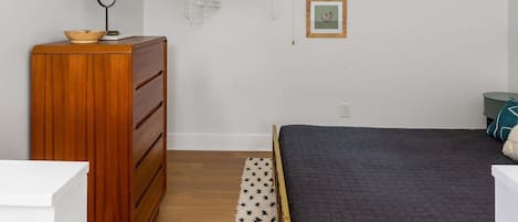 Tabla de planchar con plancha, wifi y ropa de cama