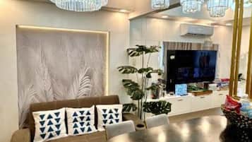 Apartment, 1 Bedroom, Accessible, Balcony | Living room