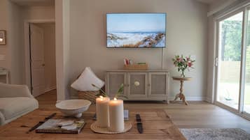 Älytelevisio, kirjoja, tietokoneen näyttö, tulostin