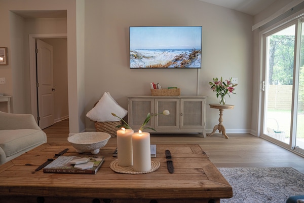 Smart TV, libros, monitor de computadora y impresora