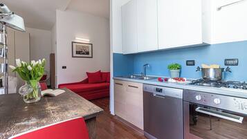 Kühlschrank, Mikrowelle, Ofen, Herdplatte