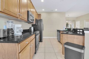 House, Berbilang Katil, Pool Access, Pool View (2621AB WH new) | Dapur peribadi | Peti sejuk, ketuhar gelombang mikro, ketuhar, dapur 