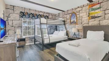 House, Multiple Beds, Pool Access, Pool View (2621AB WH new) | 5 bedrooms, individually decorated, individually furnished, bed sheets