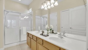 Ferienhaus, Mehrere Betten, Poolzugang, Poolblick (2621AB WH new) | Badezimmer | Kostenlose Toilettenartikel, Handtücher, Toilettenpapier