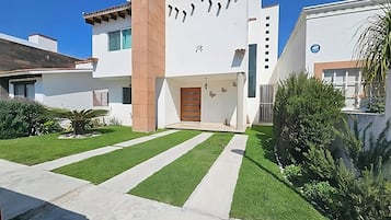 Vista frontal de la propiedad
