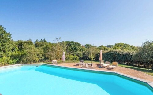 Gorgeous villa near Rome for families and groups with large park and game room