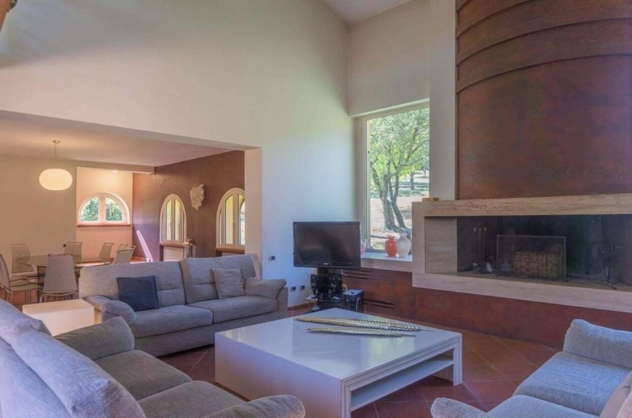 Una Smart TV, una chimenea