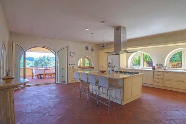 Een microgolfoven, een oven, een kookplaat, een vaatwasser