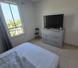 2 bedrooms, iron/ironing board, WiFi