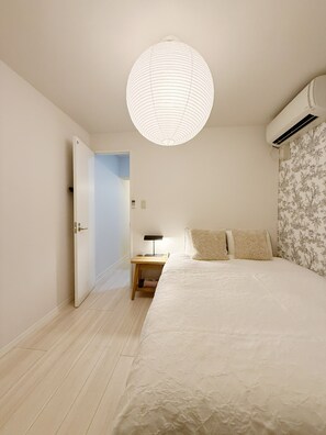 1 slaapkamer, een strijkplank/strijkijzer, wifi, beddengoed
