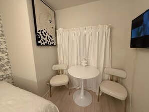 1 slaapkamer, een strijkplank/strijkijzer, wifi, beddengoed
