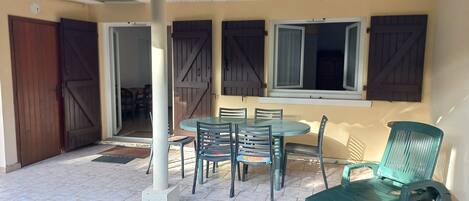 Outdoor dining