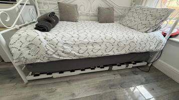 1 habitación, tabla de planchar con plancha, wifi gratis y ropa de cama