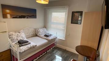 1 habitación, tabla de planchar con plancha, wifi gratis y ropa de cama