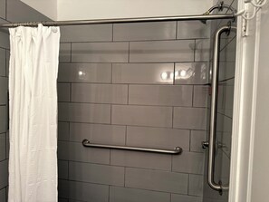 Douche, serviettes fournies, savon, shampooing
