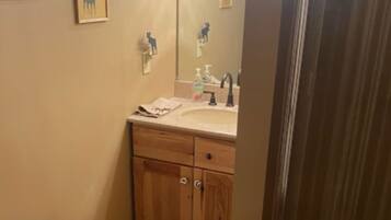 Douche, baignoire Ă jets, serviettes fournies, savon