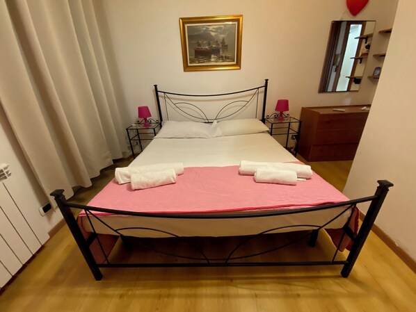 2 chambres, fer et planche à repasser, Wi-Fi, draps fournis