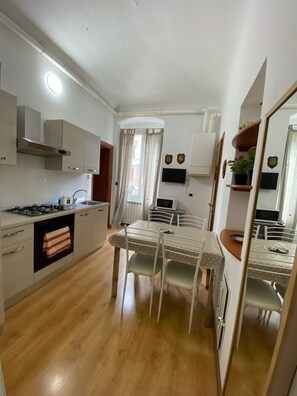 Microwave, oven, stovetop - 5 Minutes from Central Station Two-Bedroom Apartment (La Spezia)