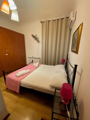 2 bedrooms, iron/ironing board, WiFi, bed sheets - 5 Minutes from Central Station Two-Bedroom Apartment (La Spezia)