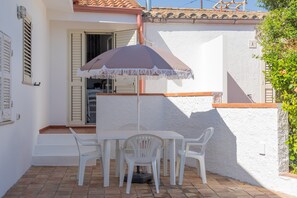 Outdoor dining - Holiday Home 'Istella - A' with Private Terrace (Sant'Anna Arresi)