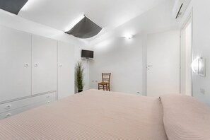 2 bedrooms, bed sheets