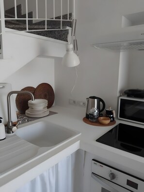 Een koelkast, een microgolfoven, een oven, een kookplaat