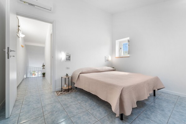 2 bedrooms, iron/ironing board, bed sheets