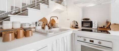 Jääkaappi, mikroaaltouuni, uuni, liesi