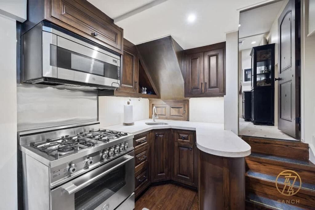 Villa superior, vistas al parque | Cocina privada | Frigorífico grande, microondas, horno y placa de cocina