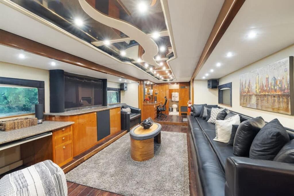 Villa de lujo, 1 cama de matrimonio grande, vistas al lago | Zona de estar | Smart TV de 60 pulgadas con canales por satélite