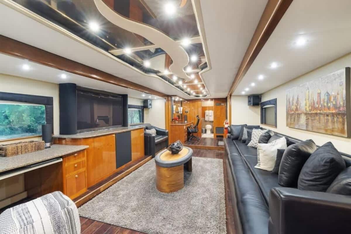 Villa de lujo, 1 cama de matrimonio grande, vistas al lago | Zona de estar | Smart TV de 60 pulgadas con canales por satélite