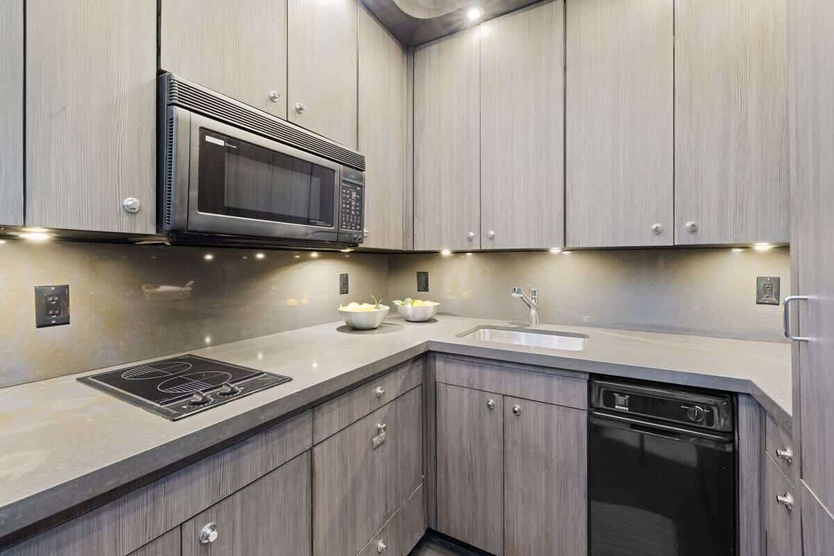 大型冷蔵庫、電子レンジ、オーブン、コンロ