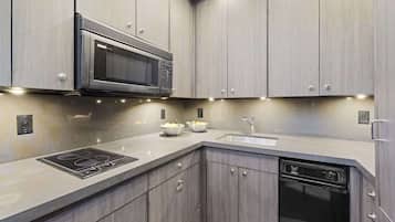 Full-sized fridge, microwave, oven, stovetop