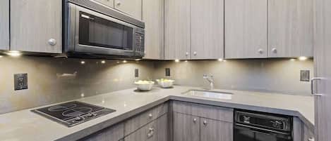 Full-sized fridge, microwave, oven, stovetop