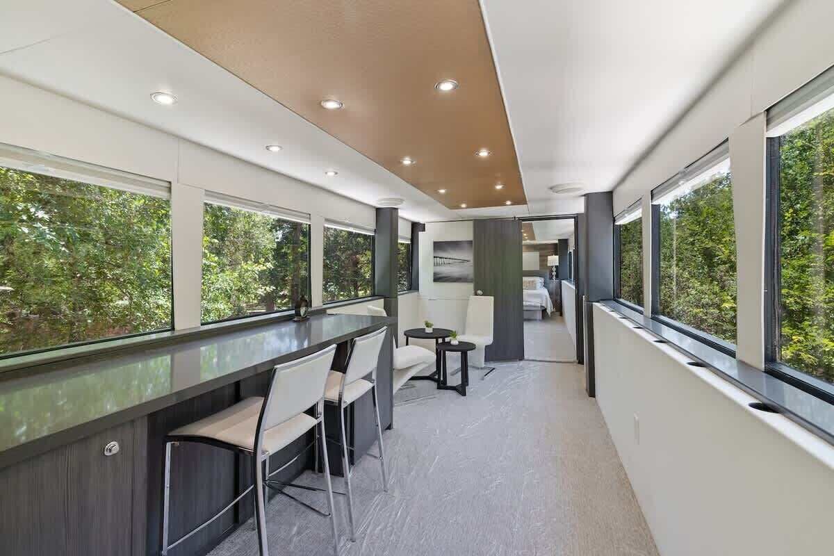 Romantisk villa, parkutsikt | Oppholdsområde | En 60-tommers smart-TV med Parabol-TV