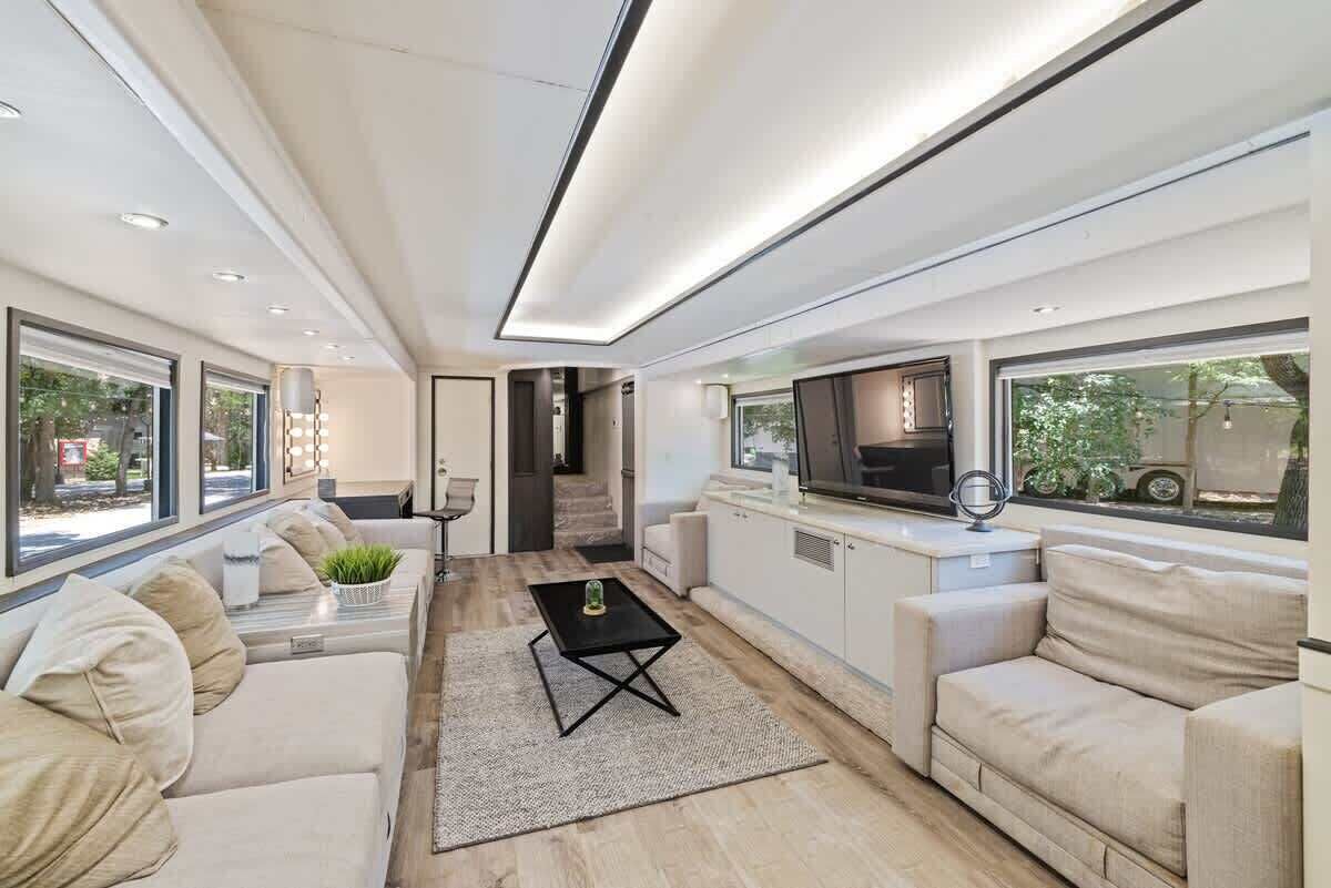 浪漫别墅, 公园景观 | 起居区 | 60-英寸智能电视（配备卫星频道）