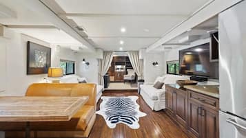 Villa – superior, parkutsikt | Oppholdsområde | En 60-tommers smart-TV med Parabol-TV