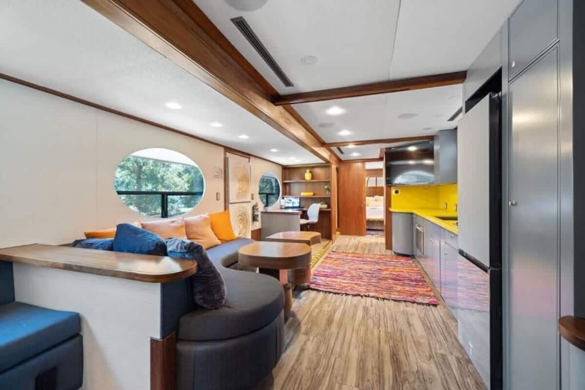 Villa ejecutiva, vistas al parque | Zona de estar | Smart TV de 60 pulgadas con canales por satélite