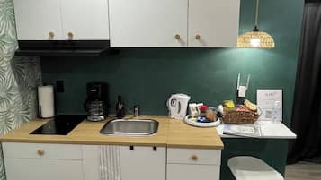 Fridge, microwave, stovetop, coffee/tea maker