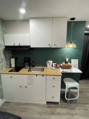 Fridge, microwave, stovetop, coffee/tea maker