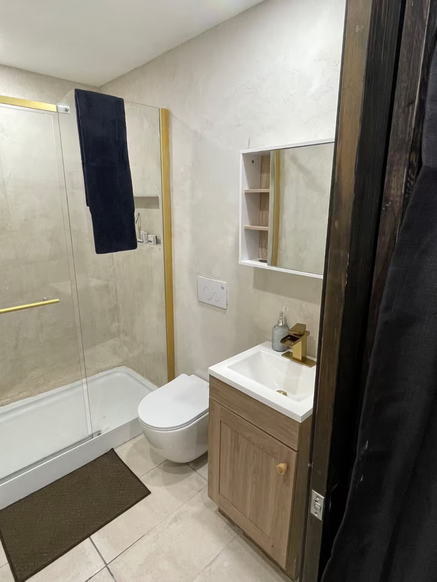 タオル、石鹸、トイレットペーパー