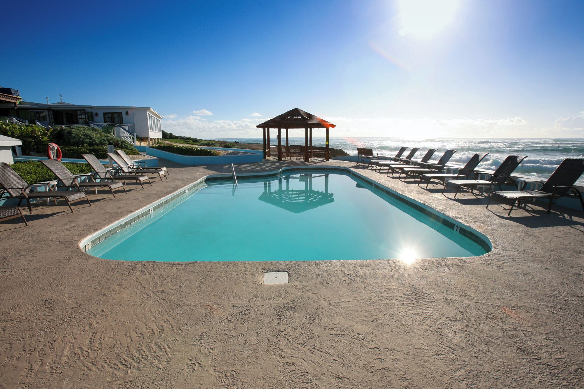 Ulkouima-allas, aurinkovarjoja, aurinkotuoleja