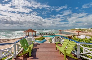 Outdoor pool, pool umbrellas, sun loungers - The Abaco Inn (Hope Town)