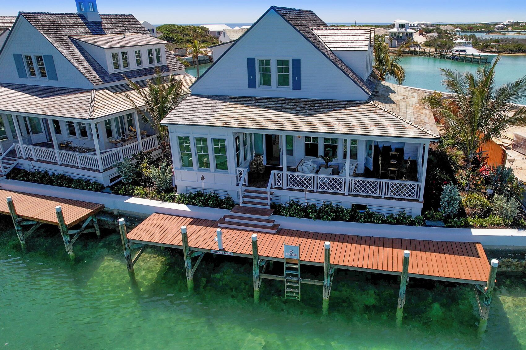 Une propriété située au bord de l’eau, comprenant une maison principale, un quai couvert et un quai privé.