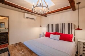 Escritorio, tabla de planchar con plancha, wifi gratis y ropa de cama